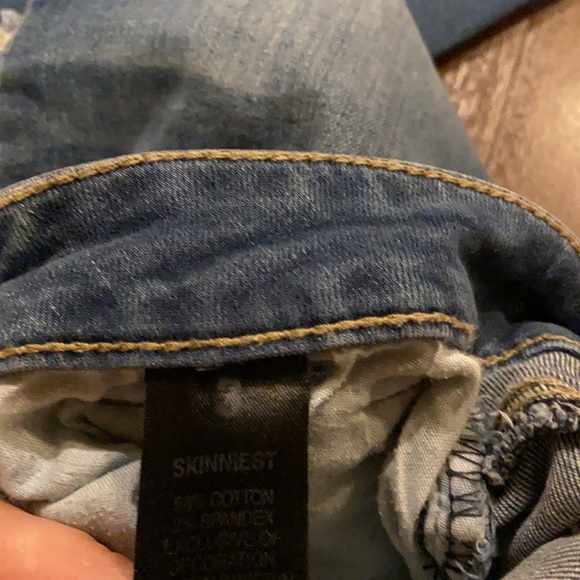 Distressed Bullhead Jeans - Picture 4 of 5